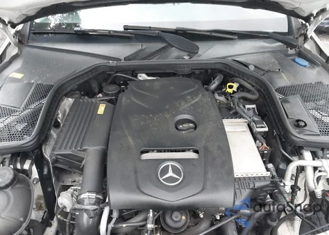 2016 Mercedes-Benz C 300 4Matic z USA, uszkodzony, nr VIN 55SWF4KB8GU115423